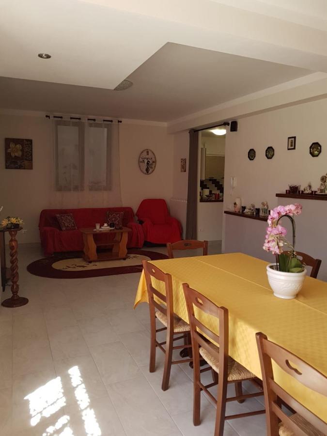 B&B la casetta di Lilly Amelia Esterno foto